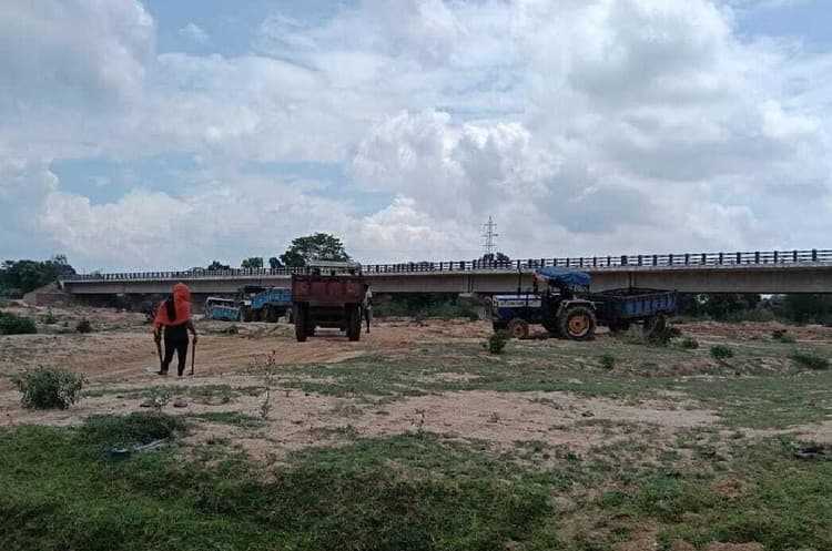 Giridih News:एनजीटी के रोक के बावजूद गावां में धड़ल्ले से हो रहा बालू का उठाव