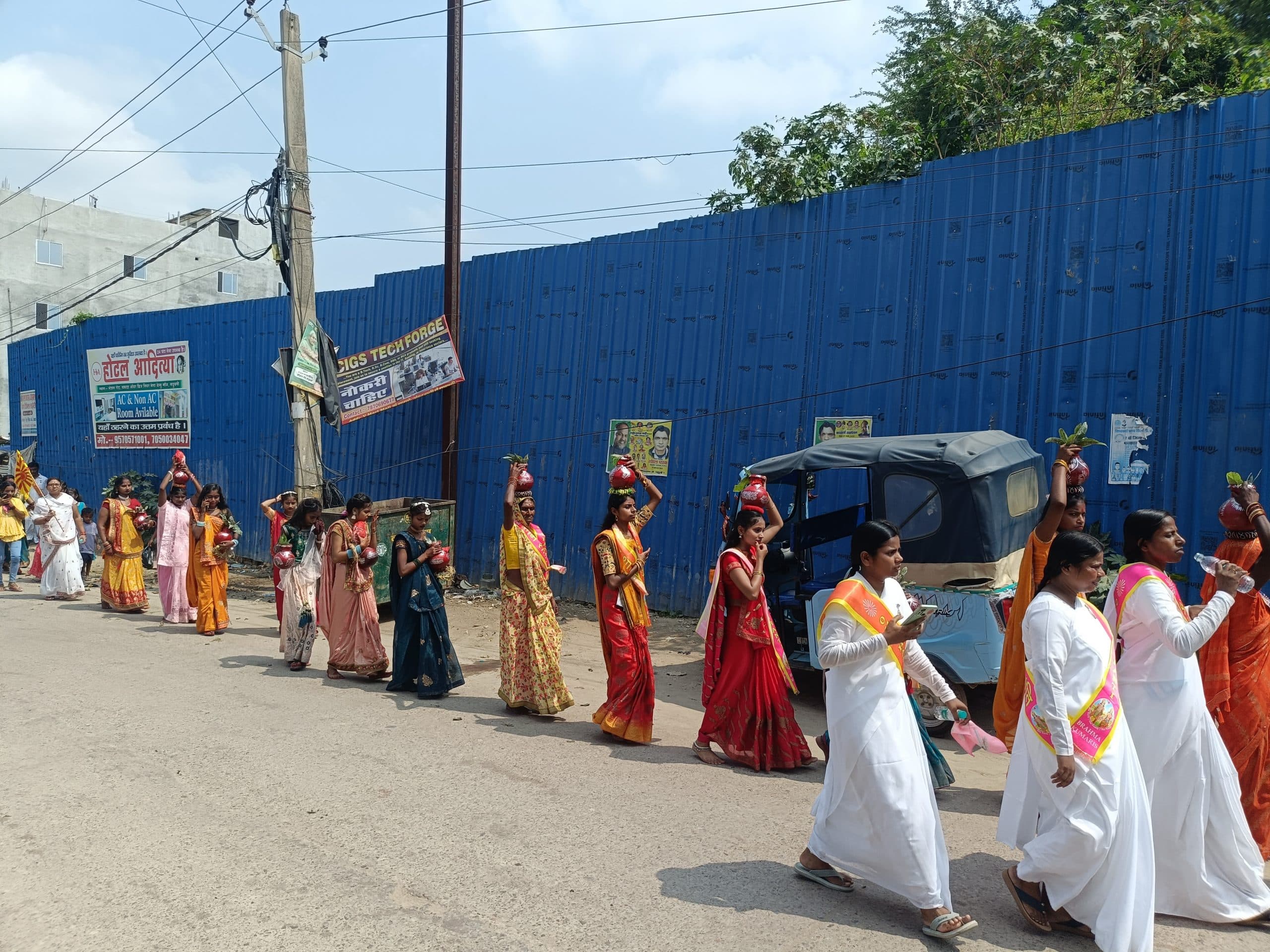 Madhubani News : श्रद्धालुओं ने भागवत कथा के लिए निकाली कलशयात्रा