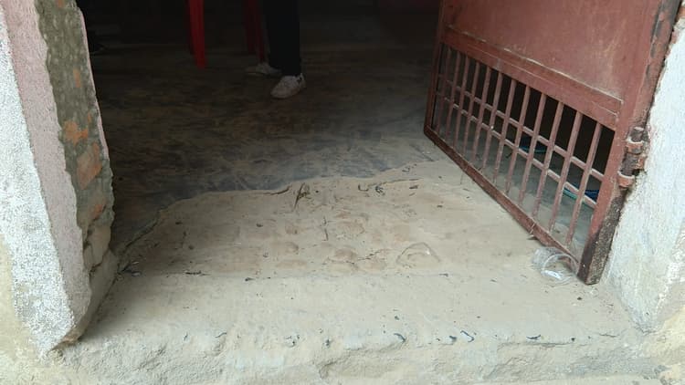 Madhubani News : क्षतिग्रस्त आंगनबाड़ी केंद्र के भवन में संचालित हो रहा कोचिंग सेंटर