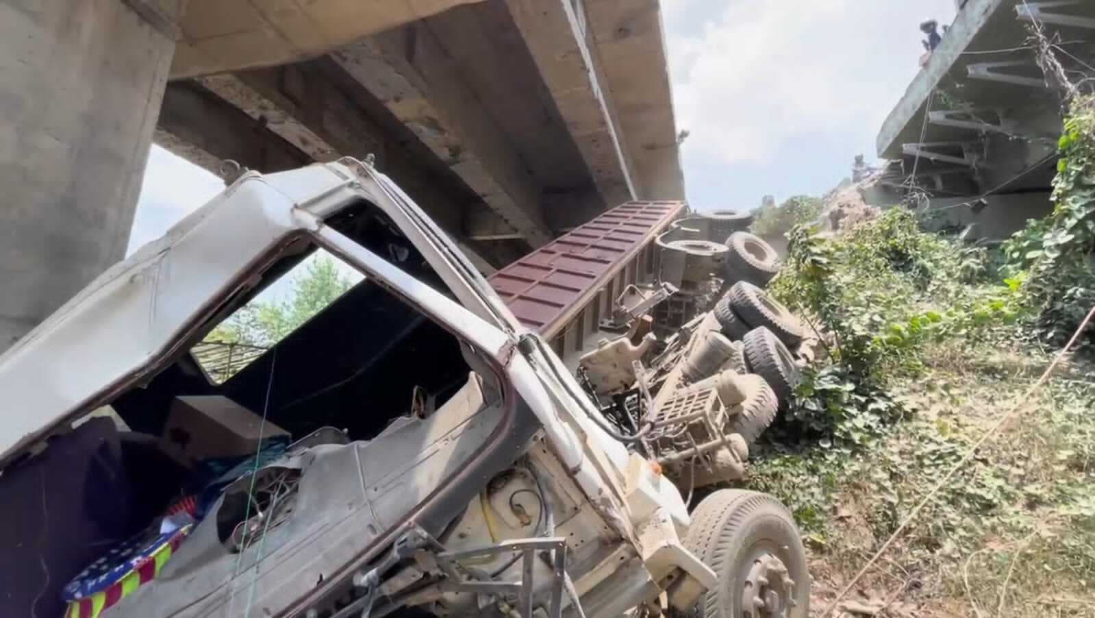 hajipur news. ओवरब्रिज की रेलिंग तोड़ नीचे गिरा ट्रक, चालक जख्मी