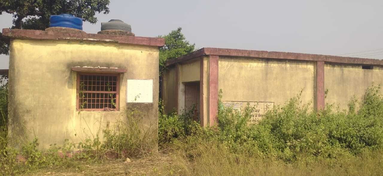 रखरखाव के अभाव में अनुपयोगी हुआ सात लाख की लागत से बना सामुदायिक शौचालय