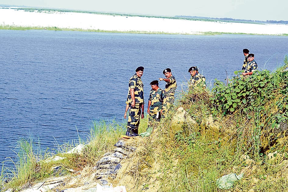 तस्करी और घुसपैठ पर रोक के लिए निगरानी के निर्देश