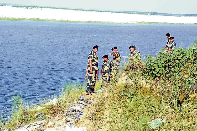 तस्करी और घुसपैठ पर रोक के लिए निगरानी के निर्देश