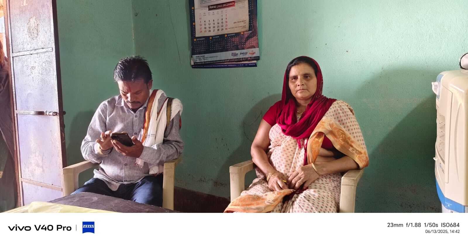 Giridih News :सब्सिडी पर लोन दिलाने के नाम पर महिलाओं से वसूली, पूछताछ करने पर भागे