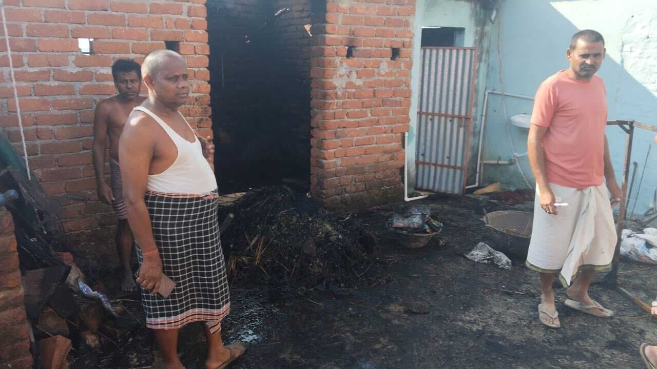 Giridih News :किसान के घर में लगी आग, डेढ़ लाख की संपत्ति जल कर राख