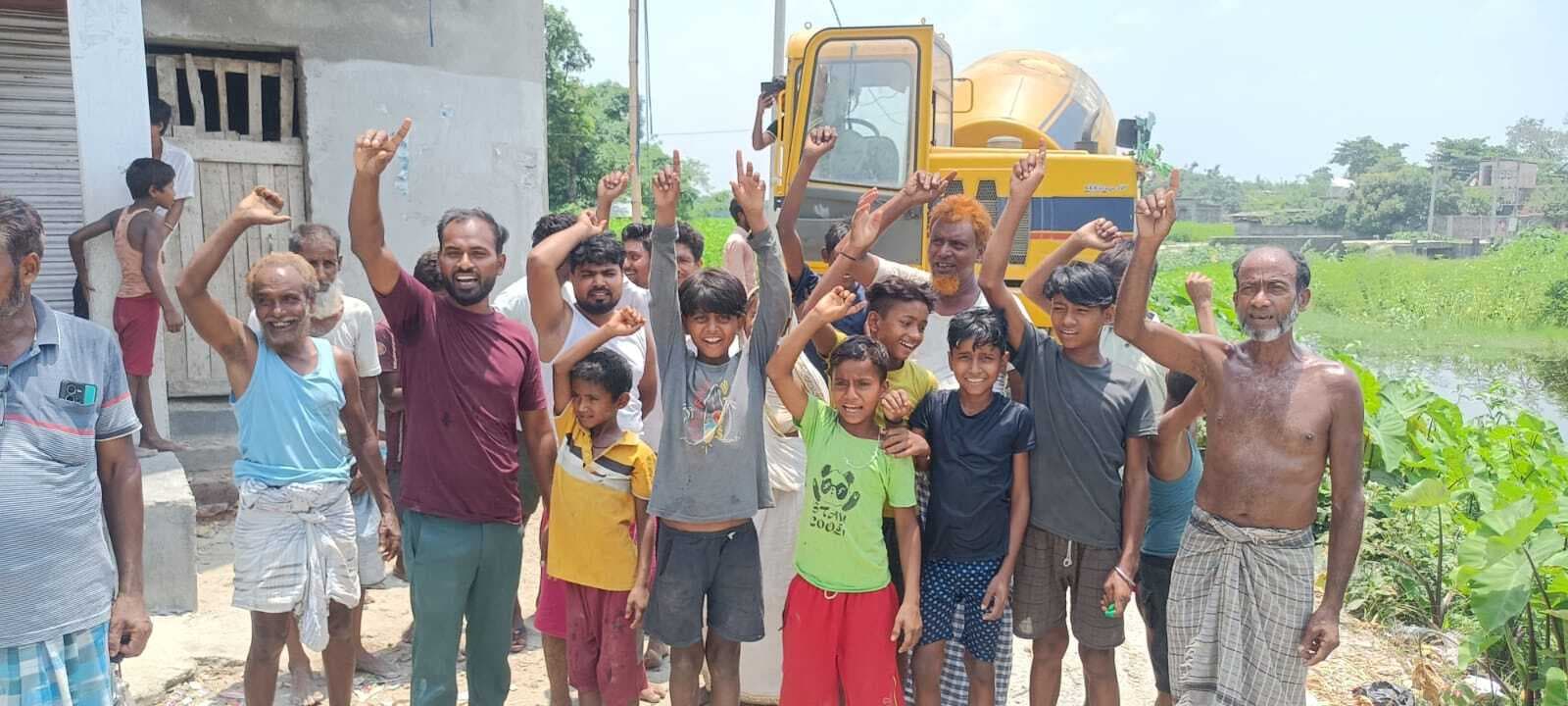 सड़क निर्माण में अनियमितता का ग्रामीणों ने आरोप लगाया