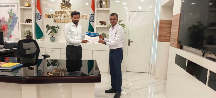 डीएम ने पोठिया बीडीओ को किया सम्मानित