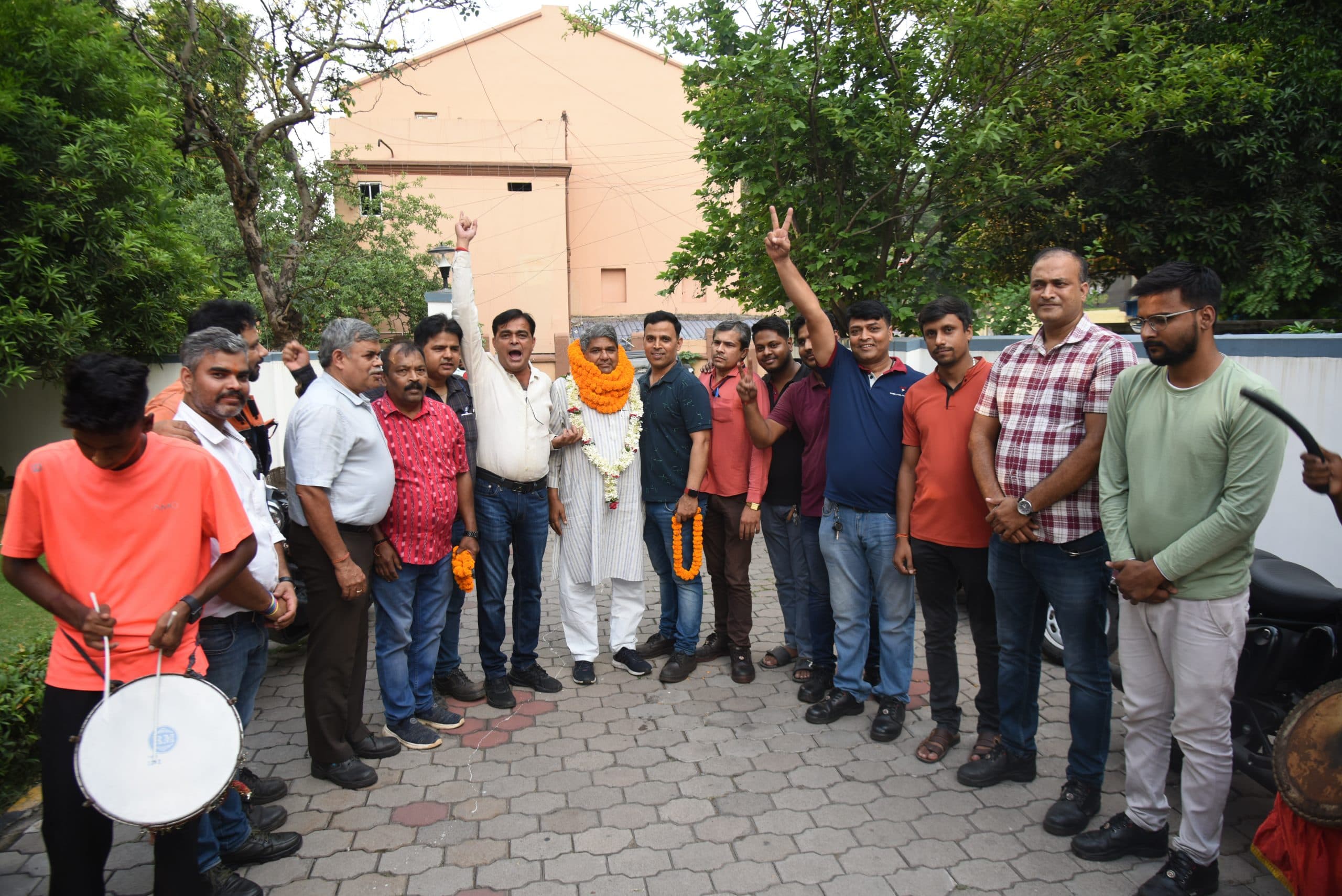 Jamshedpur News : आतिशबाजी और गाजे के साथ रघुनाथ का हुआ अभिनंदन