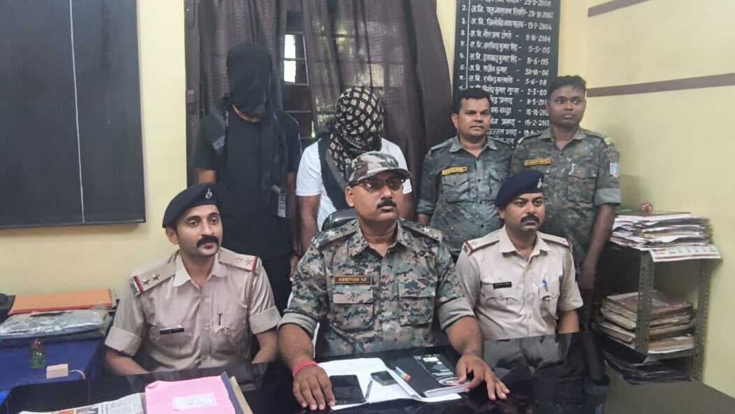 Dhanbad News: लूटकांड मामले में दो गिरफ्तार, बाइक व दो हजार कैश बरामद