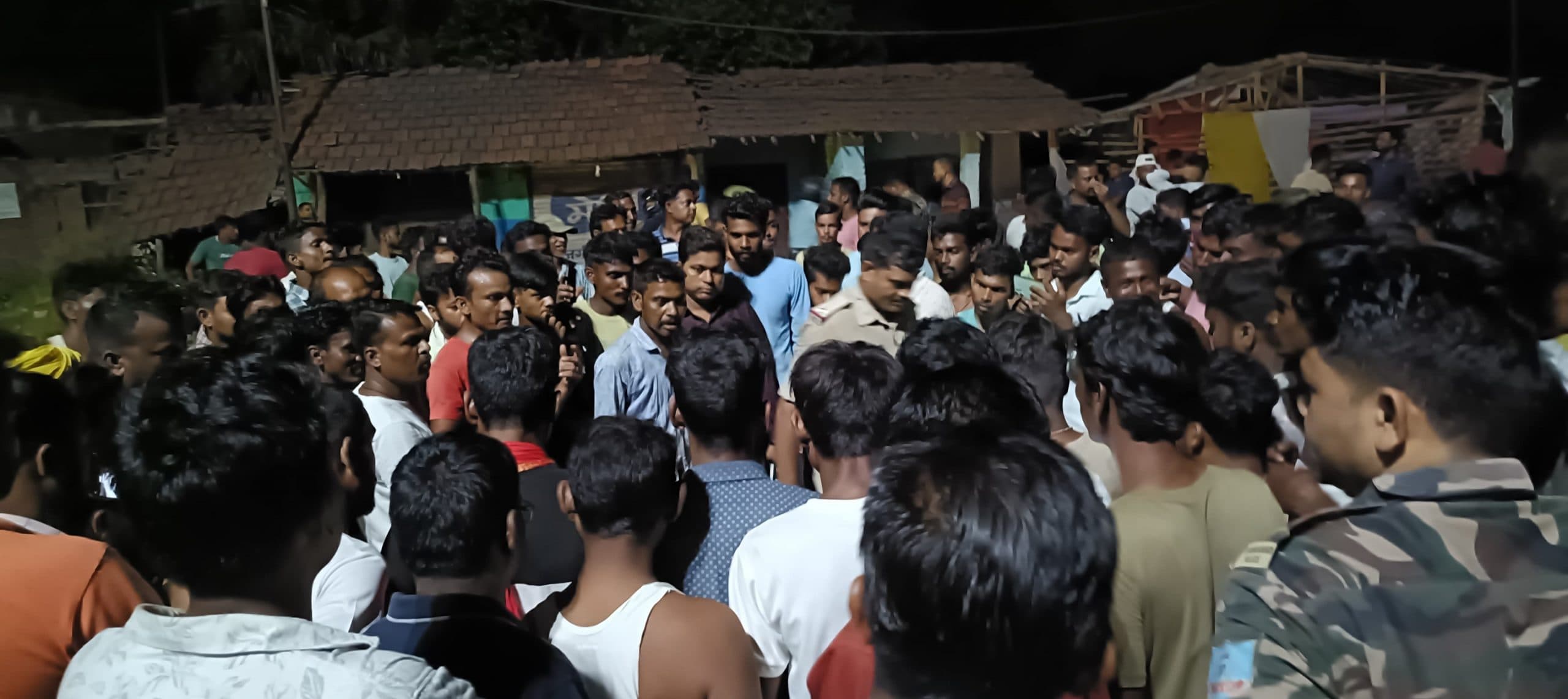 Dhanbad News: रात तीन बजे वार्ता के बाद हटा जाम, असील का शव पहुंचते ही पसरा मातम