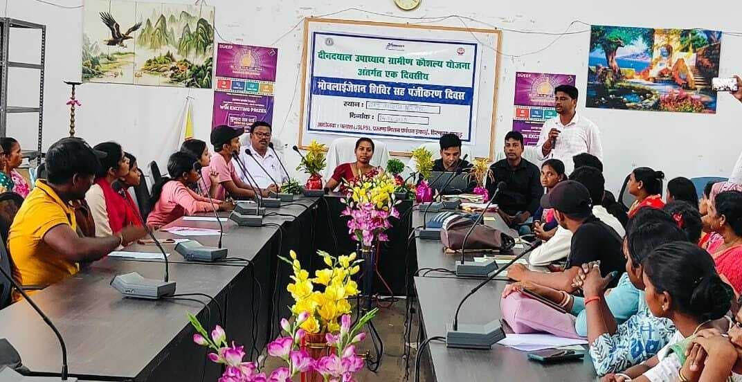 युवक-युवतियों को प्रशिक्षण कार्यक्रमों की दी गयी जानकारी