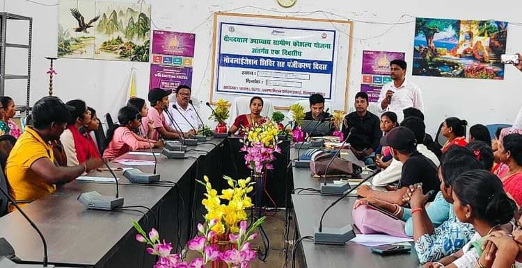 युवक-युवतियों को प्रशिक्षण कार्यक्रमों की दी गयी जानकारी
