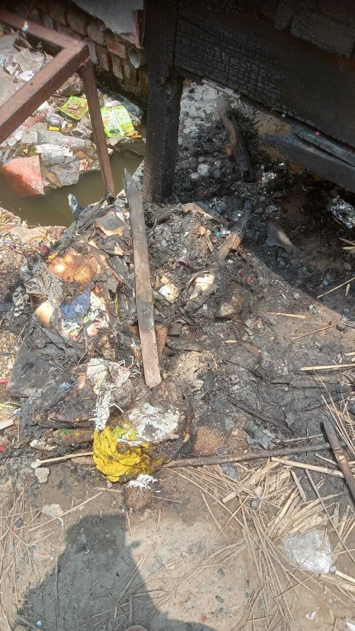 गुमटी तोड़ कर सामान की कर ली चोरी, फिर लगा दी आग