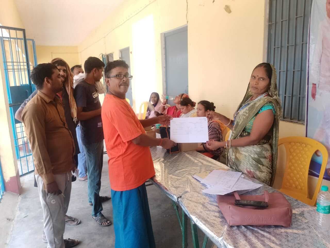 विशेष शिविर लगाकर योजनाओं की दी गयी जानकारी