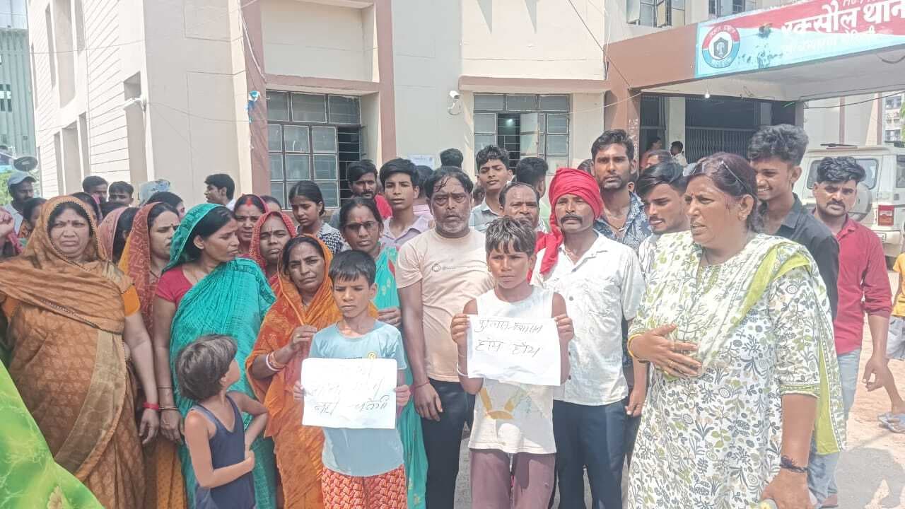 Motihari: जांच में देरी को लेकर लोगों ने थाना पर किया प्रदर्शन