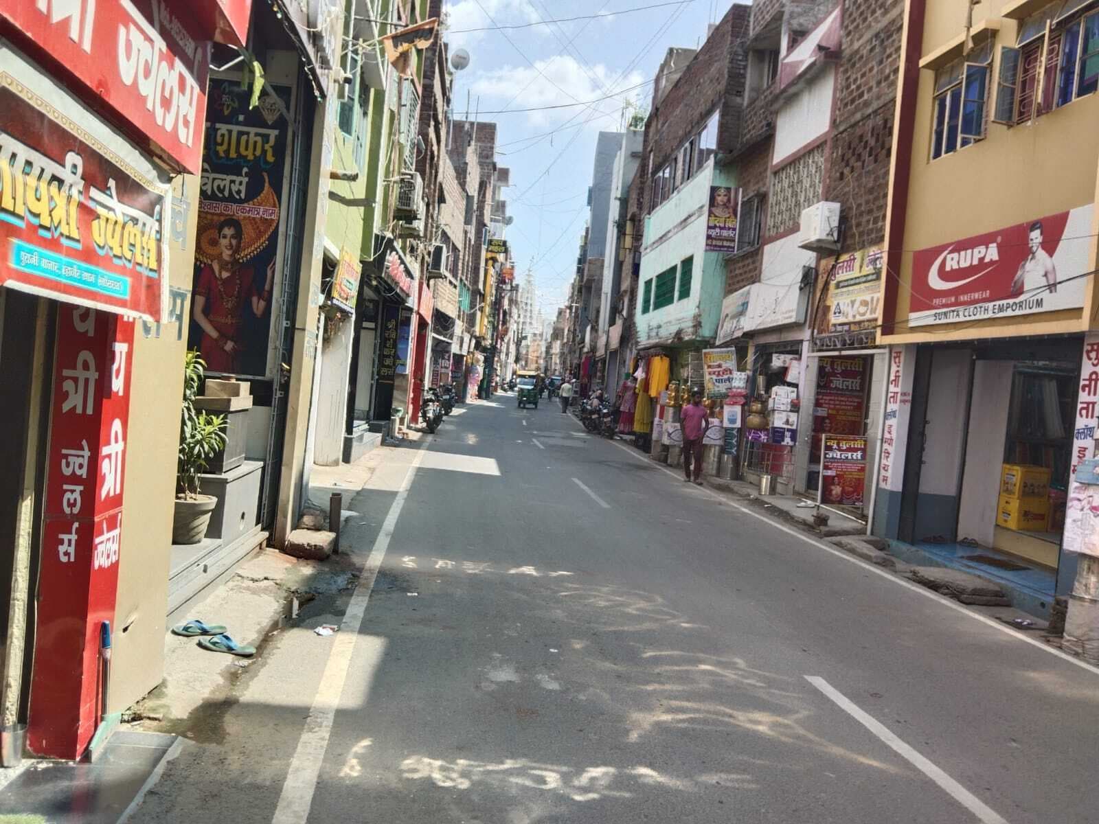 गर्मी की कहर जारी, कड़ी धूप के कारण लोग हवादार जगह में रहना कर रहे पसंद