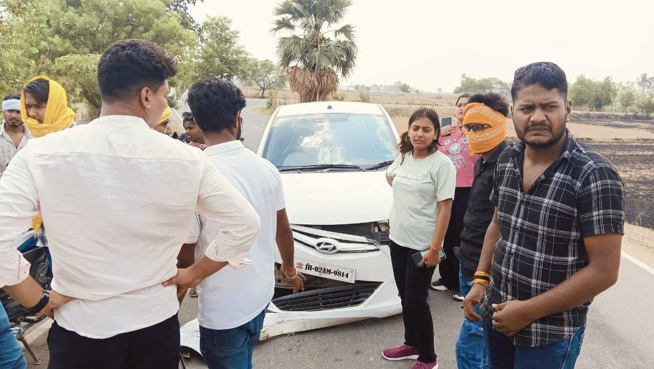 कार के धक्के से बाइक सवार दो दर्शनार्थी घायल