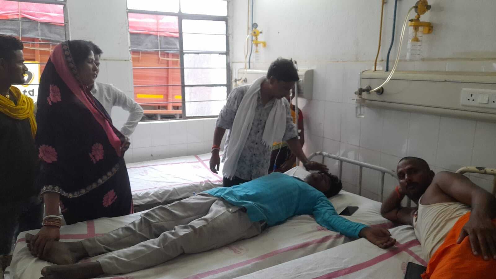 दुर्गा मंडप में सफाई के दौरान करेंट लगने से पुजारी घायल, रेफर