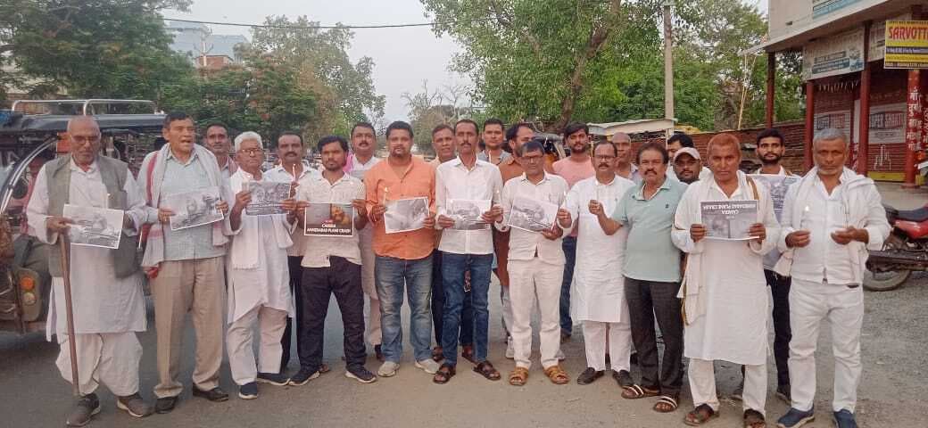 अहमदाबाद प्लेन क्रैश में मारे गये लोगों को कैंडल जलाकर दी श्रद्धांजलि