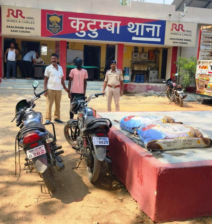 पुलिस पर नजर पड़ते ही शराब लदी बाइक छोड़कर भागा धंधेबाज, दूसरा धराया