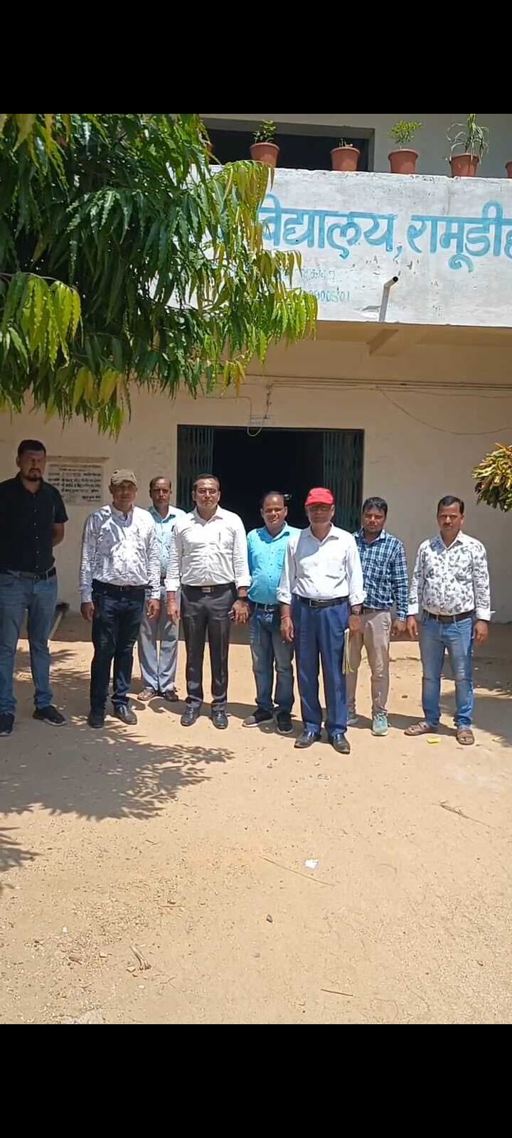 डीइओ ने विद्यालय का किया औचक निरीक्षण