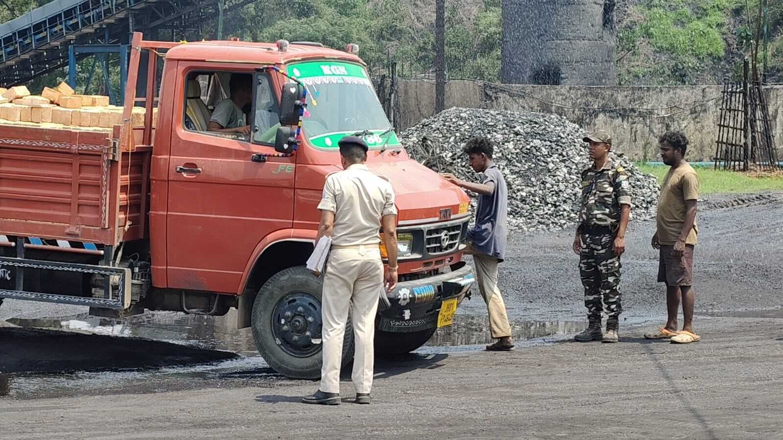 ओके ::: रांची परिवहन विभाग, डीएमओ और पुलिस ने वाहनों की जांच कर की कार्रवाई