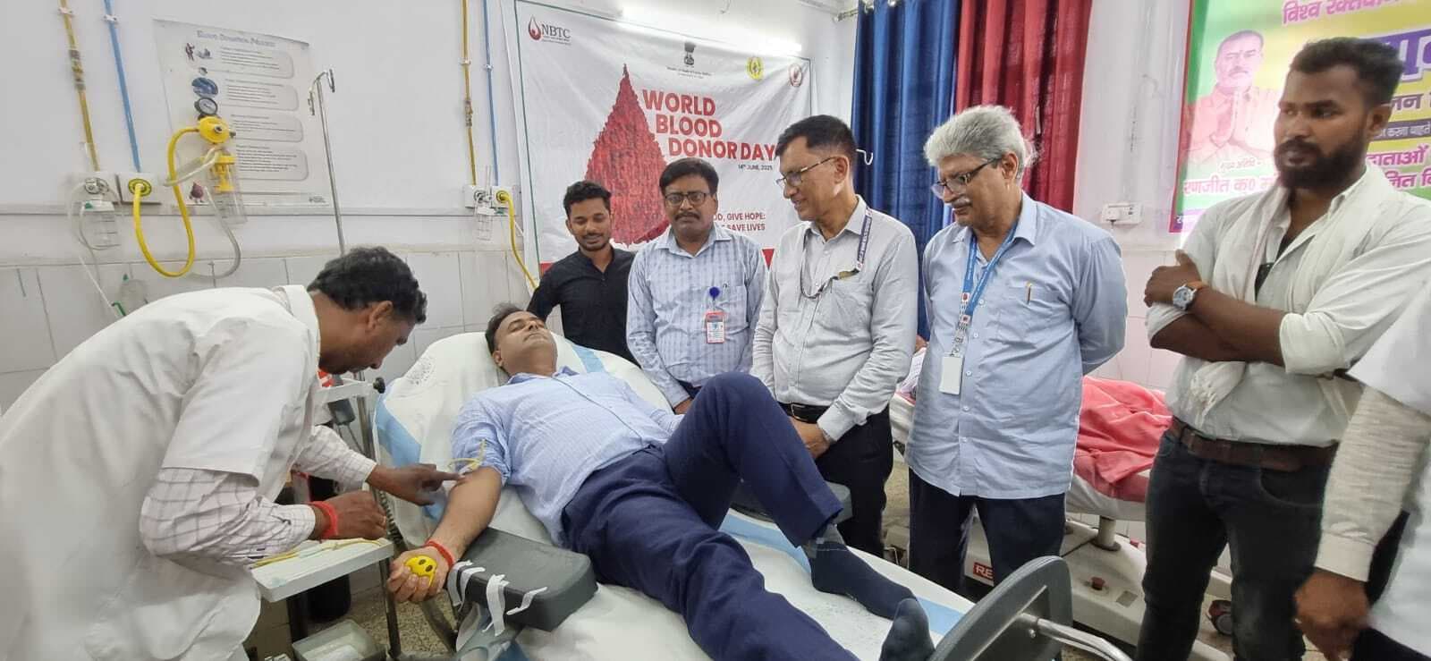 रक्तदान शिविर में डीएम सहित 21 लोगों ने किया ब्लड डोनेट