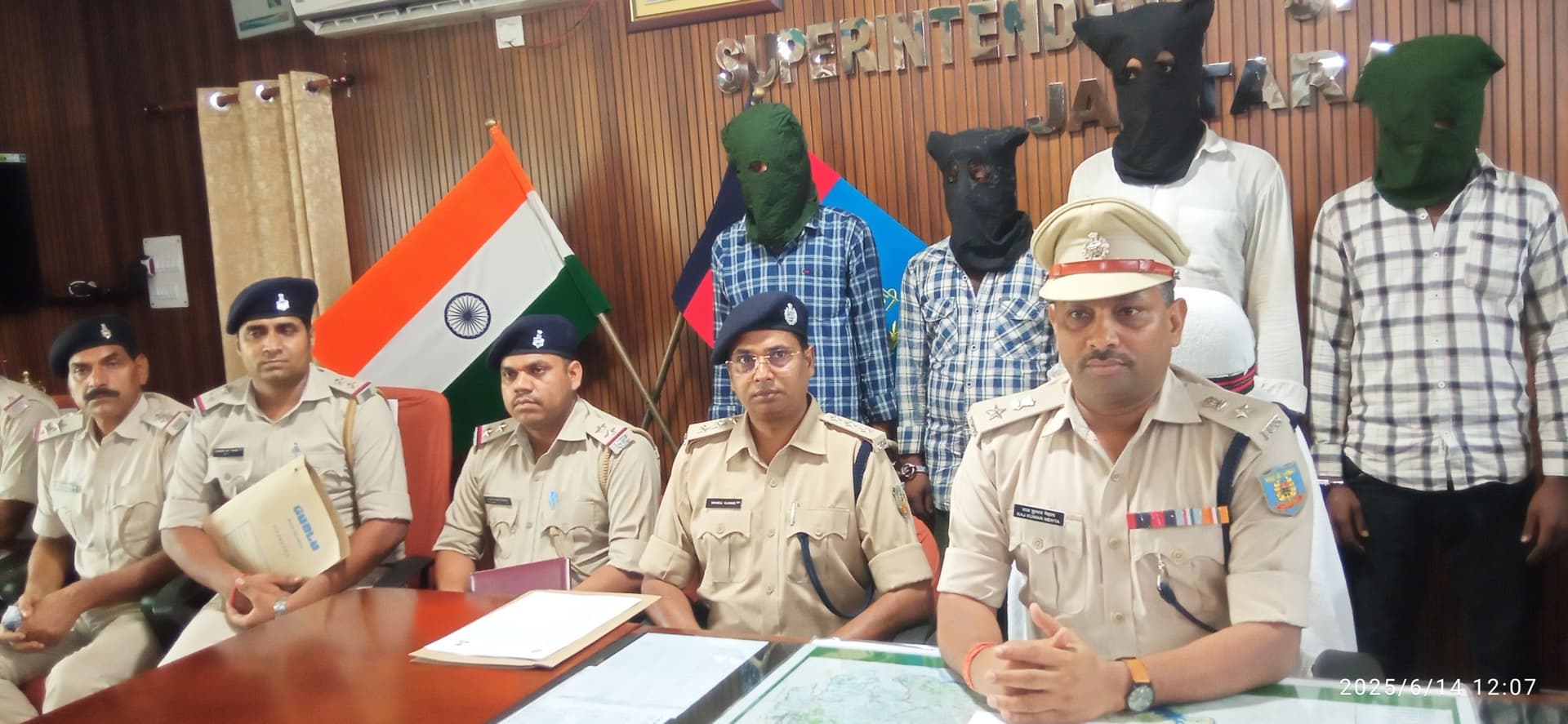 चार बदमाश गिरफ्तार, लूट के 74 हजार रुपये नकद व हथियार बरामद
