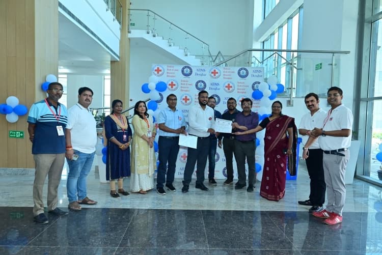 Deoghar News : एम्स में डॉक्टर व कर्मियों ने 64 यूनिट किया रक्तदान