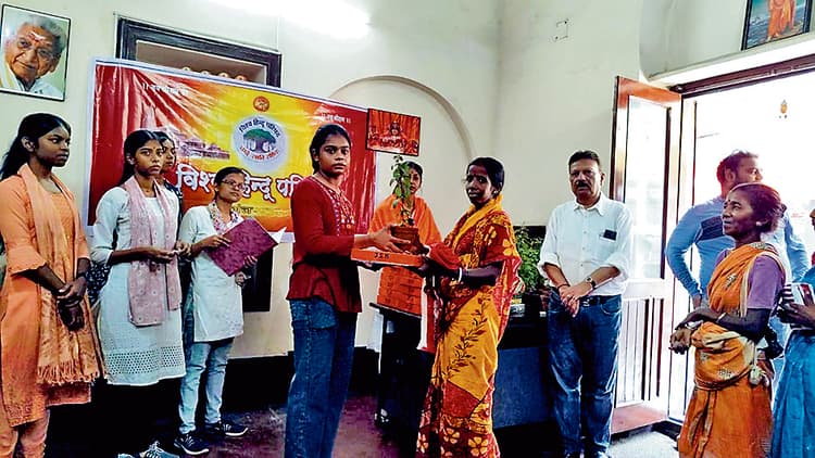 विहिप व दुर्गावाहिनी ने महिलाओं को बांटे तुलसी के पौधे