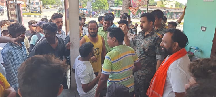Bokaro News : ट्रक ने साइकिल से स्कूल जा रही दो छात्राओं को मारी टक्कर, एक गंभीर