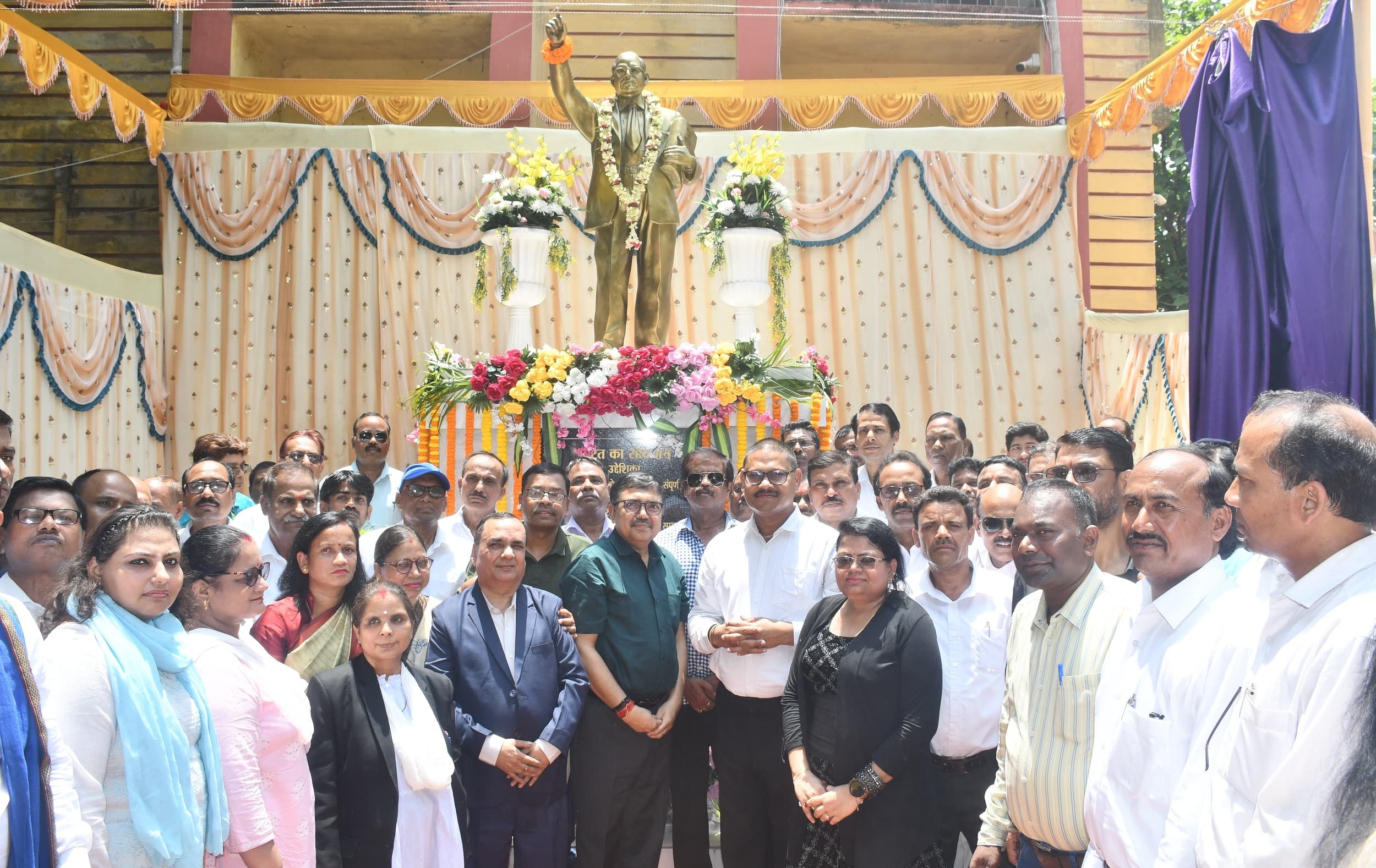 Bokaro News : जिला अधिवक्ता संघ भवन परिसर में डॉ आंबेडकर की प्रतिमा का अनावरण