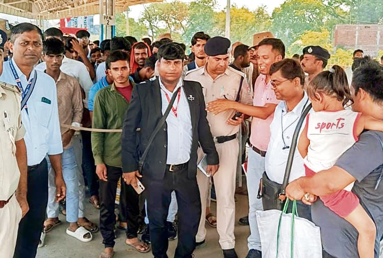 बेटिकट 120 रेलयात्रियों से "50 हजार से अधिक का वसूला गया जुर्माना