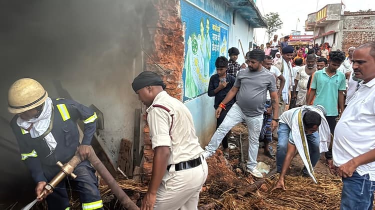 Giridih News :घर में लगी आग, बच्चे के फंसे रहने की सूचना पर परेशान रही पुलिस
