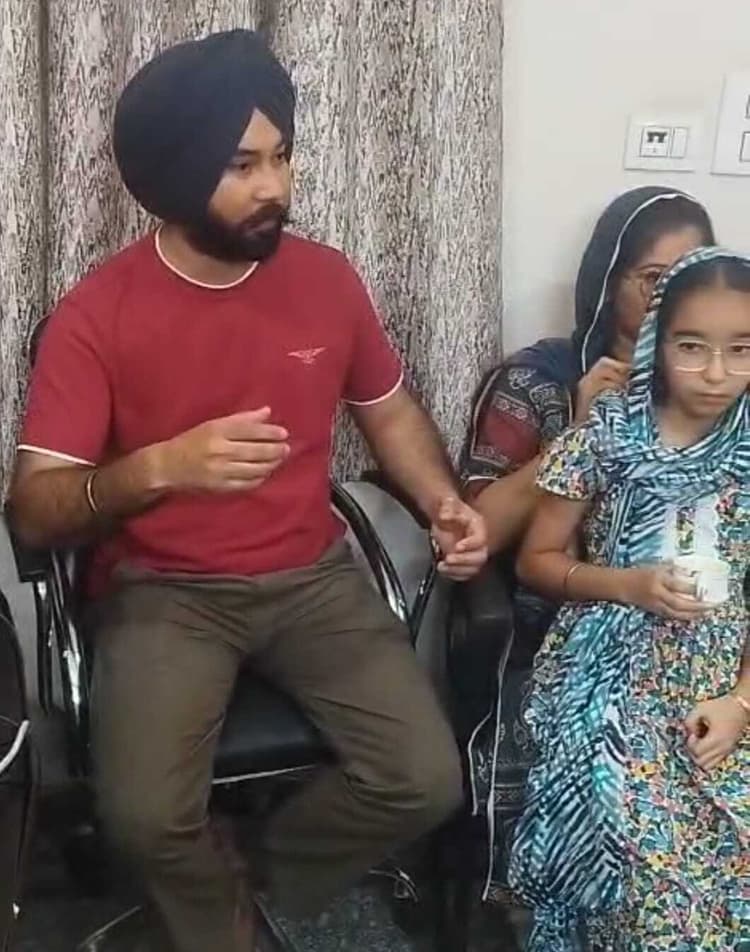 पंजाब से आयी संगत से इ रिक्शा चालक ने की मारपीट