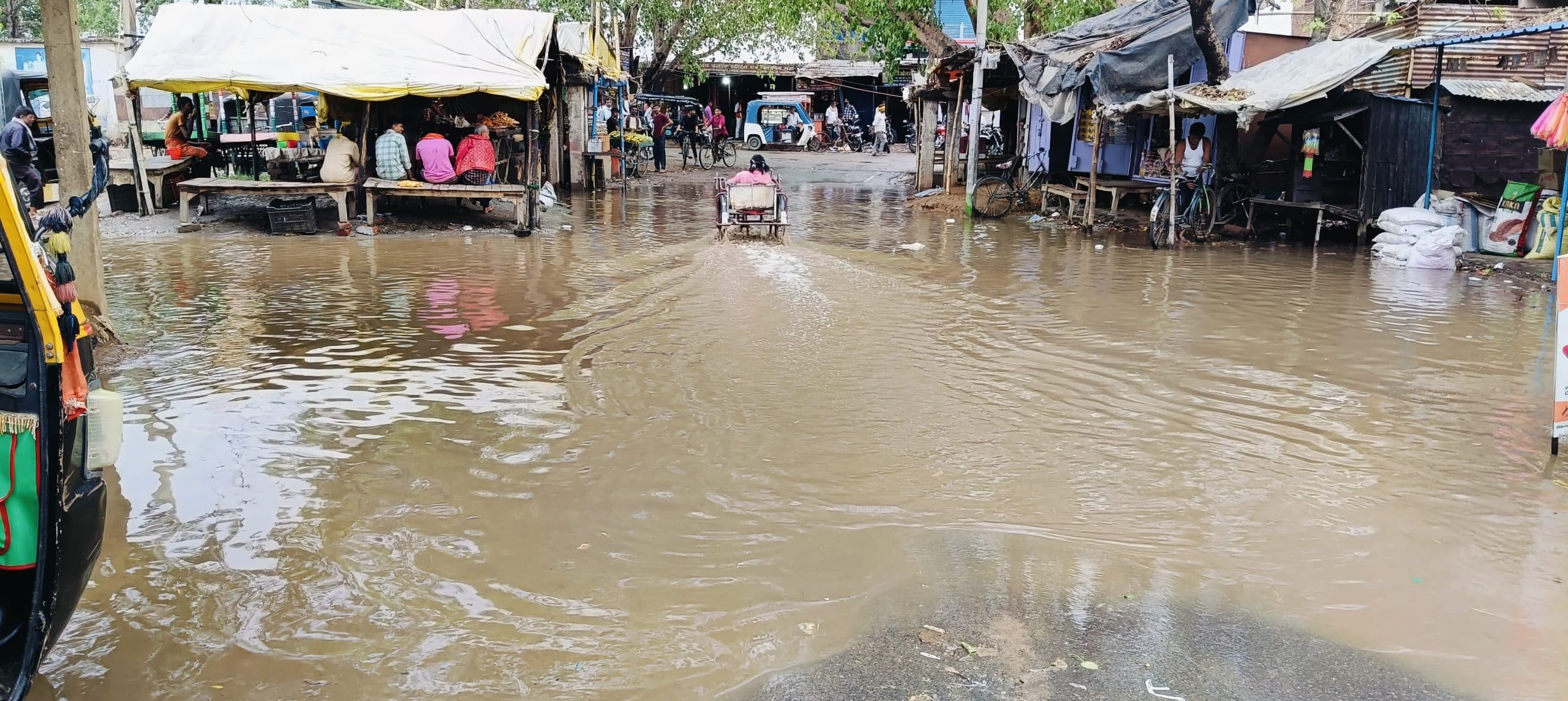 तेज हवा के साथ हुई मूसलाधार बारिश, लोगों को मिली गर्मी से राहत