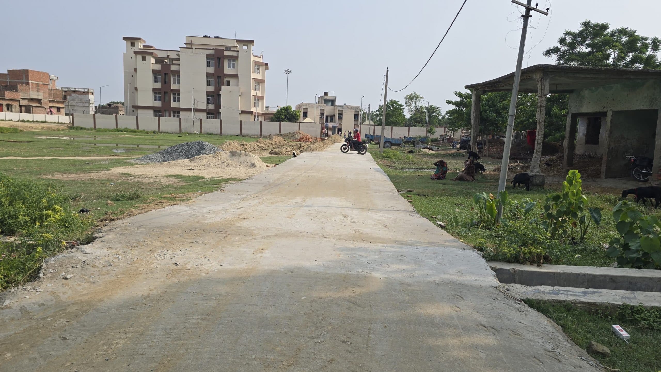 Bettiah : इनरवा थाना जाने वाली सड़क पर बनी पीसीसी