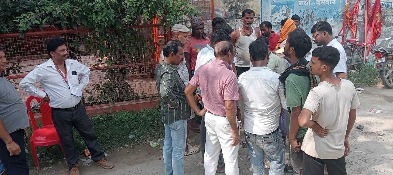 निजी जमीन पर बने सरकारी भवन को जेसीबी से तोड़ हटाया