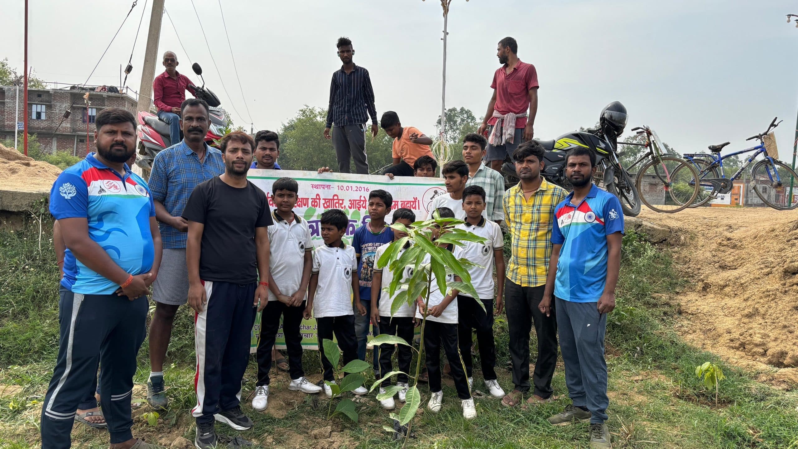 साइकिल यात्रा विचार मंच ने भजौर गांव में लगाये पौधे
