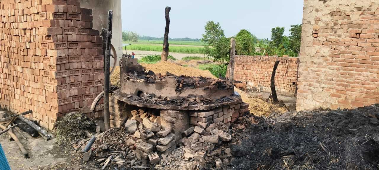 Bettiah : हरपुर में आग से तीन घर जले, लाखों की क्षति