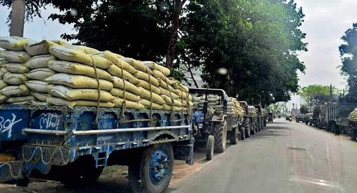 मधेपुरा में ओवरलोड वाहन दे रहे सड़कों को जख्म, प्रशासन नहीं करता कार्रवाई