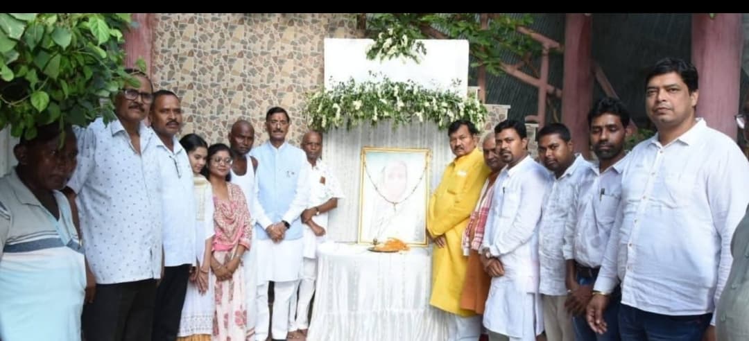 आजसू नेता की माता के श्राद्ध कर्म में संजय सेठ सहित कई नेता शामिल हुए