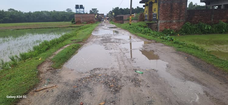सड़क जर्जर रहने से लोग परेशान