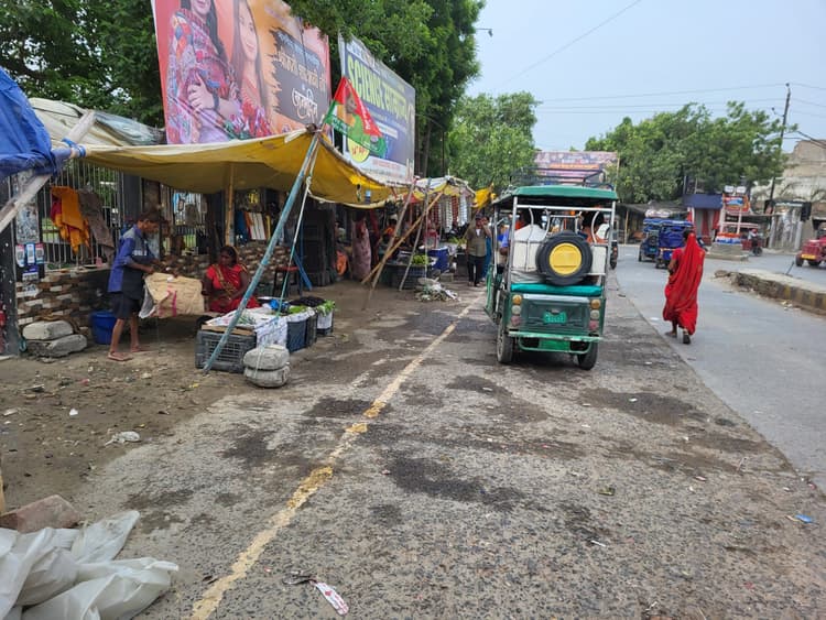 Samastipur News:हटाने के चंद दिन बाद ही शहर की सड़कों पर काबिज हुए अतिक्रमणकारी