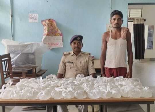 शराब बनाने वाले उपकरण को पुलिस ने किया ध्वस्त, दो गिरफ्तार