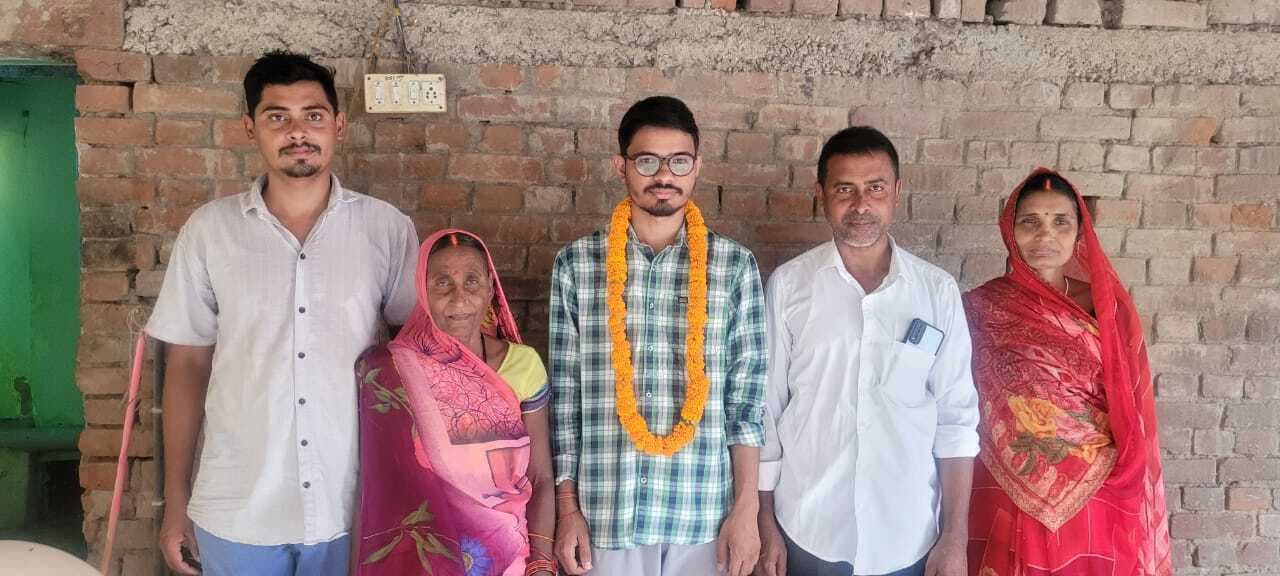 फूल का धंधा करने वाले मालाकार के बेटे ने पायी दोहरी सफलता