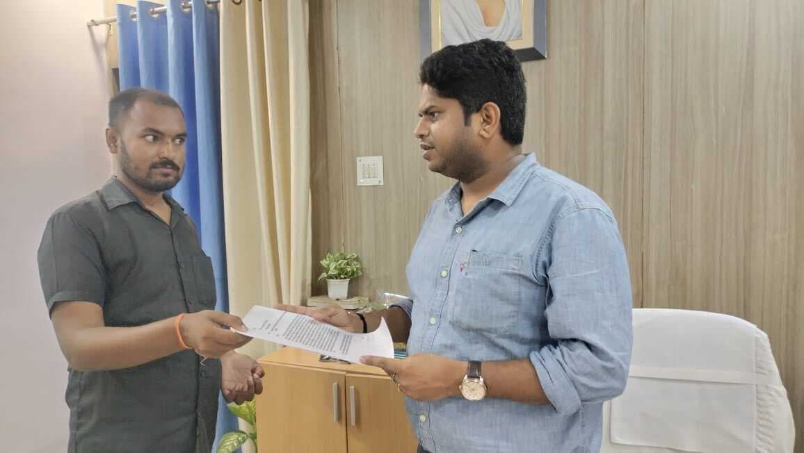 टोला सेवक बहाली में हेडमास्टर पर लगाया दो लाख मांगने का आरोप