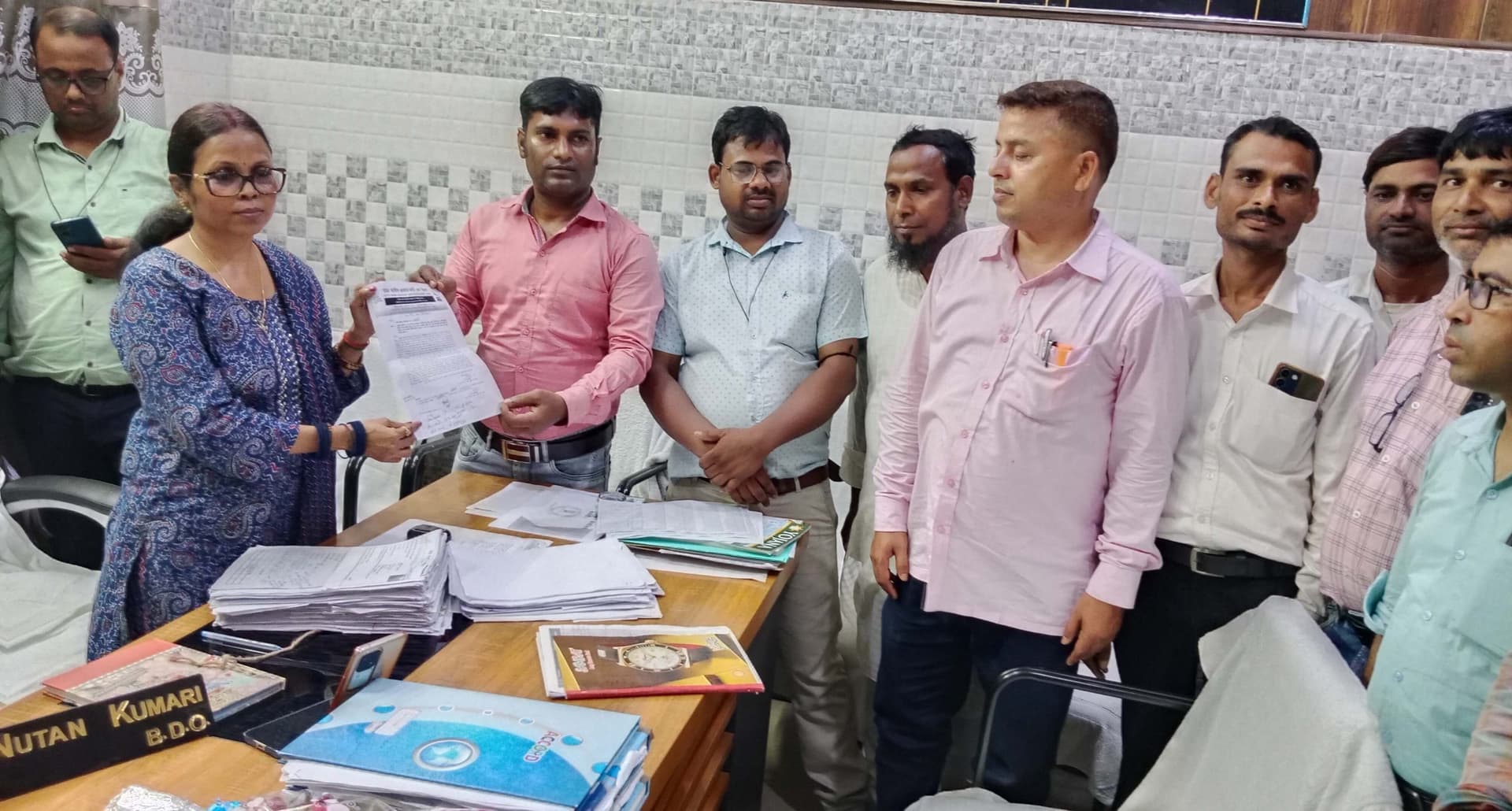 आवास सहायक ने मांगों को लेकर बीडीओ को दिया ज्ञापन
