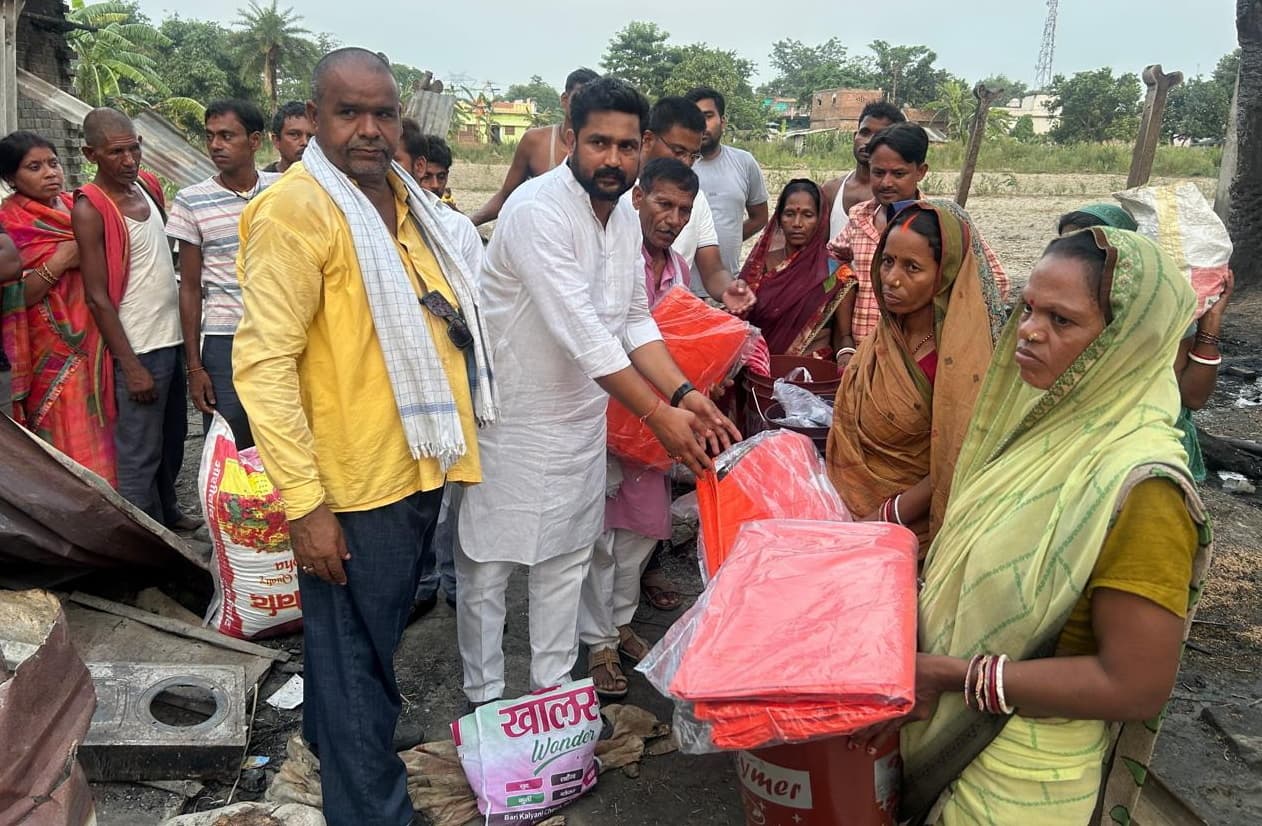 राजद नेता सनत ने अगलगी पीड़ितों के बीच बांटी राहत सामग्री
