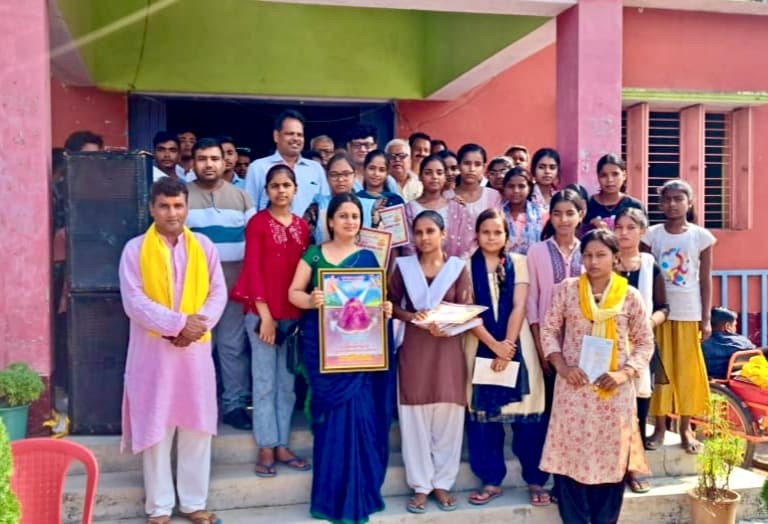 मैट्रिक-इंटर के मेधावी छात्र-छात्राओं को किया गया सम्मानित